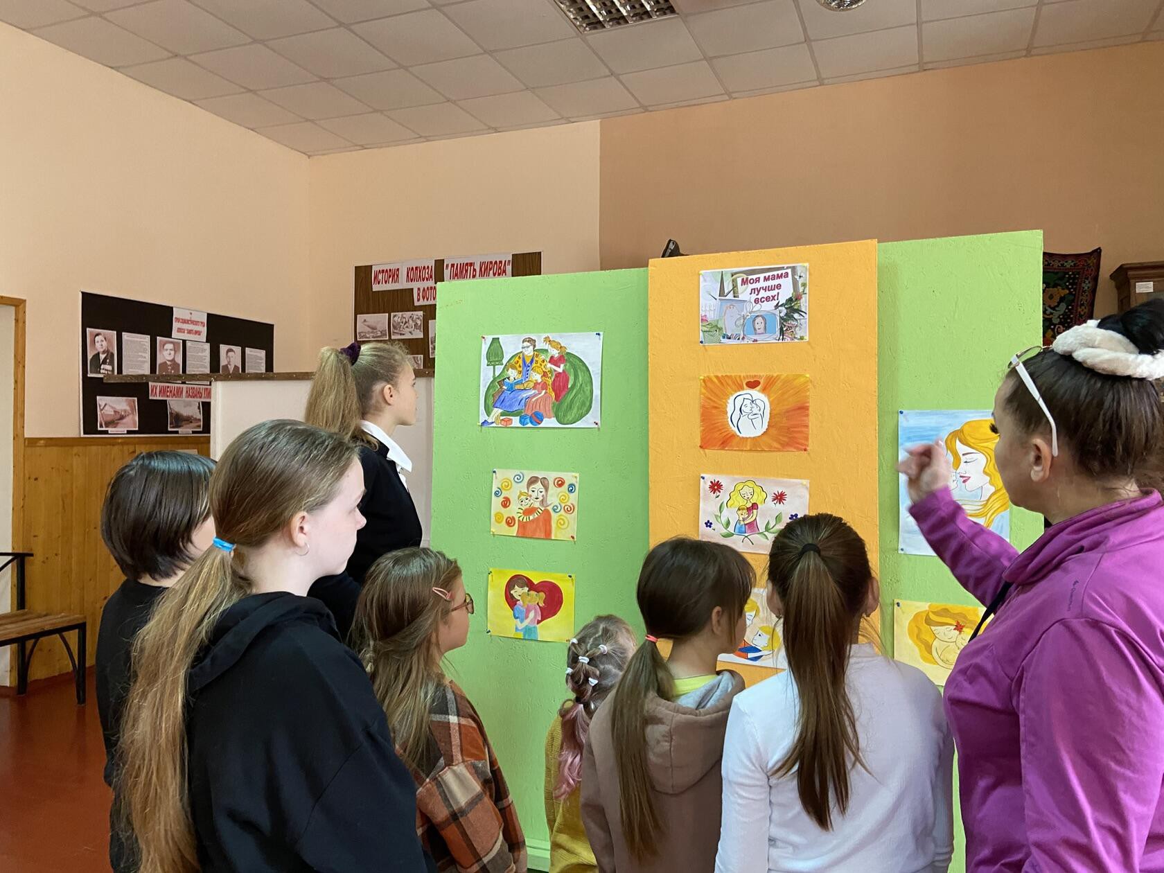 Выставка рисунков«Моя мама лучше всех»